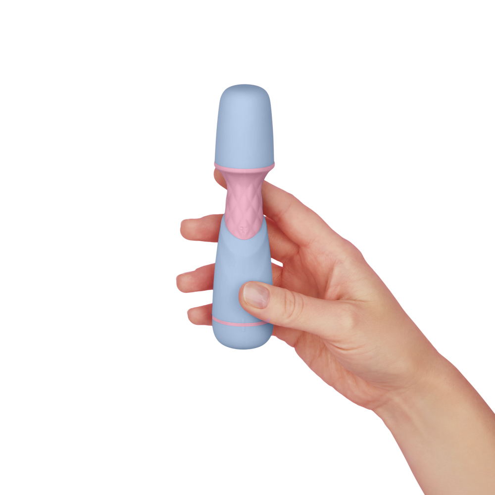 FFIX_WAND_LIGHT_BLUE_PACKSHOT_hand
